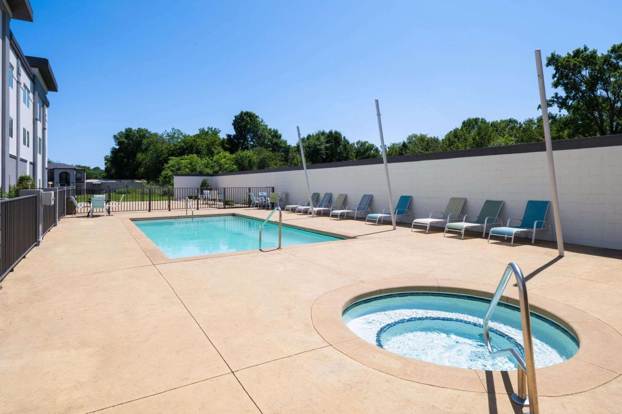La Quinta By Wyndham Muskogee Hotel Bagian luar foto